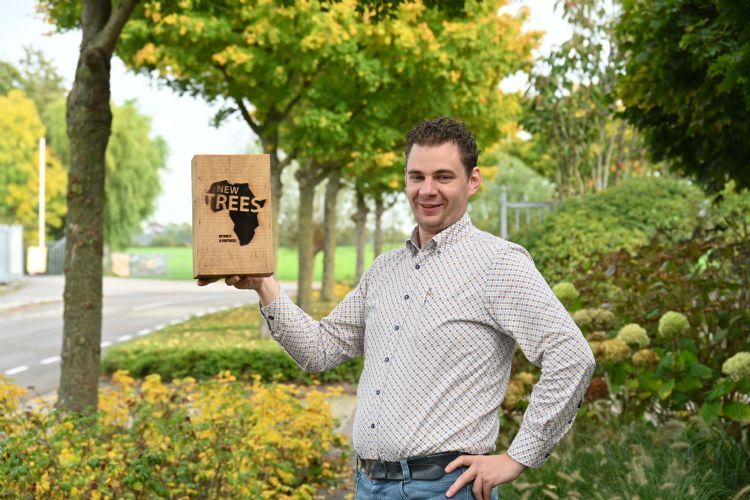 Gerbrand van de Weerd neemt de Newtrees plaquette namens Bomenwacht en De Boominspecteurs in ontvangst.