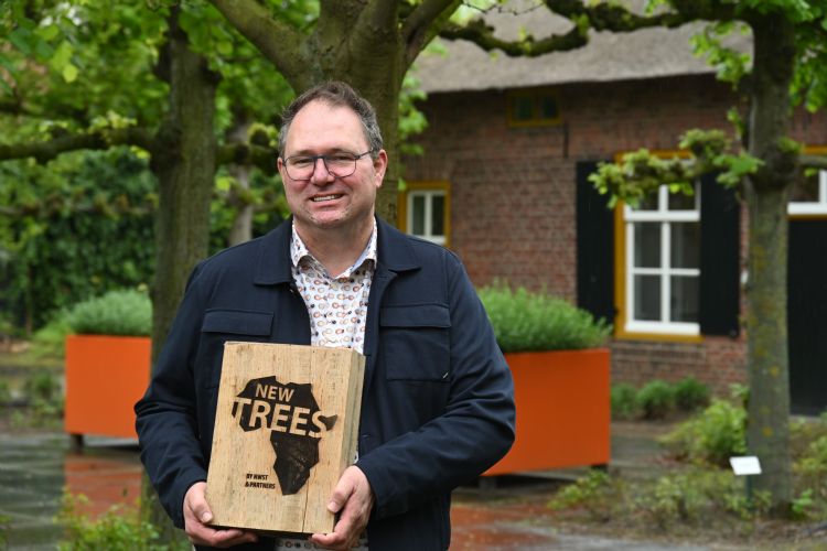 Pieter van den Berk met de Newtrees-plaquette