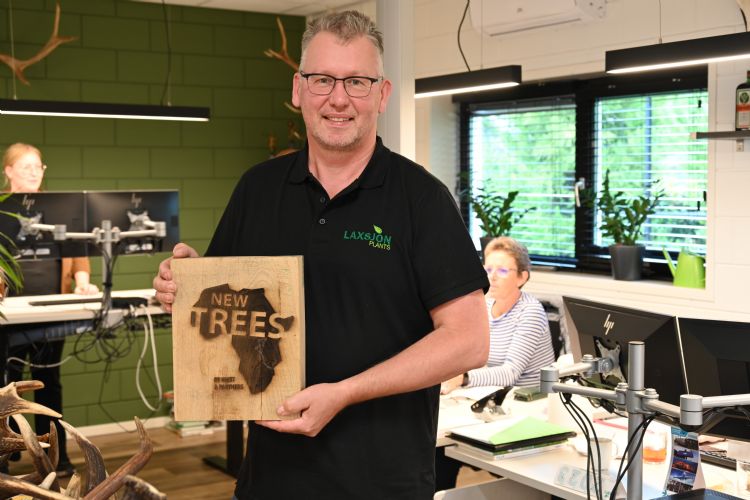 Henk Huijsman neemt de NeWTreeS plaquette in ontvangst