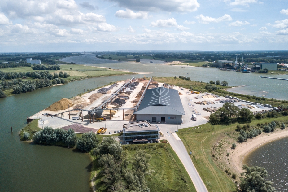 Luchtfoto van De Beijer Bouwgrondstoffen in Dodewaard